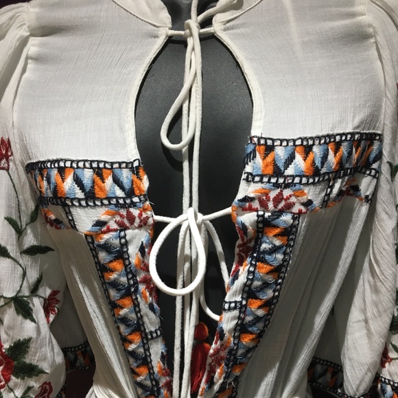 Beautiful Embroidered Robe - Picture 5 of 10
